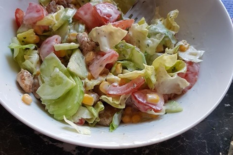 Bunter Salat mit Putenstreifen