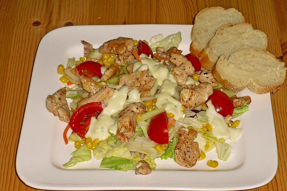 Bunter Salat mit Putenstreifen