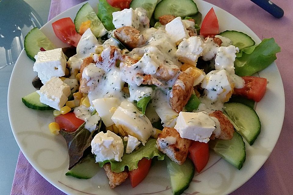 Bunter Salat mit Putenstreifen