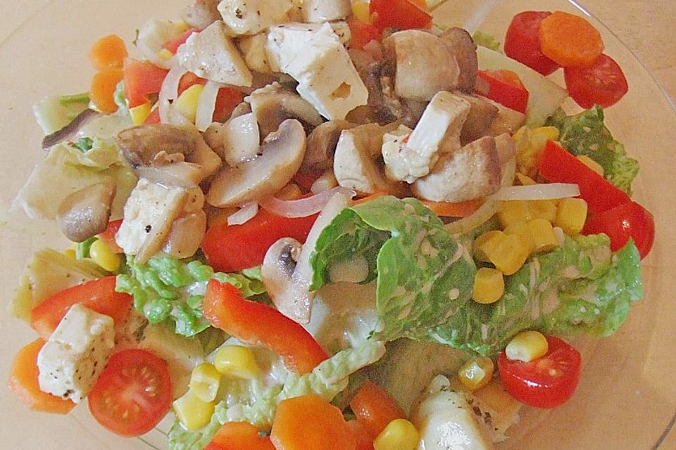 Salat mit Gemüse und gebratenen Käse - Champignons