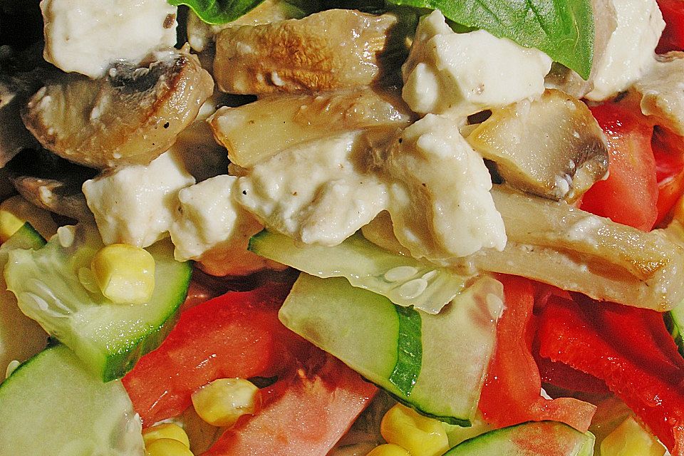 Salat mit Gemüse und gebratenen Käse - Champignons