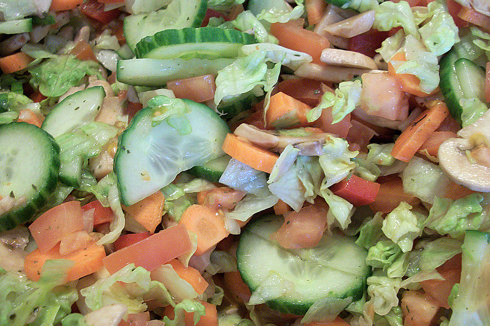 Salat mit Gemüse und gebratenen Käse - Champignons