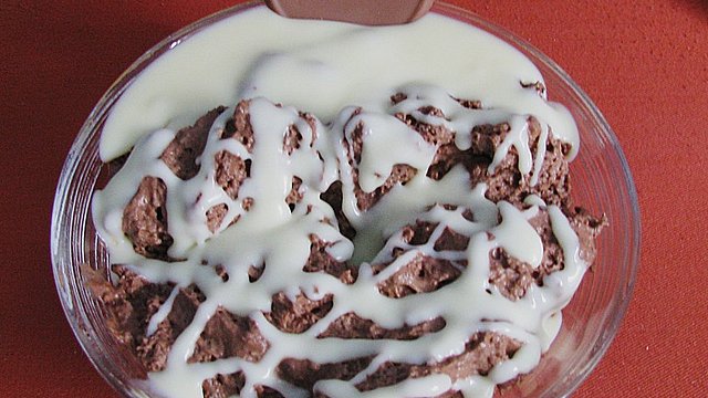 Leichte Mousse au chocolat mit weißer Schokoladensauce von Marga0610