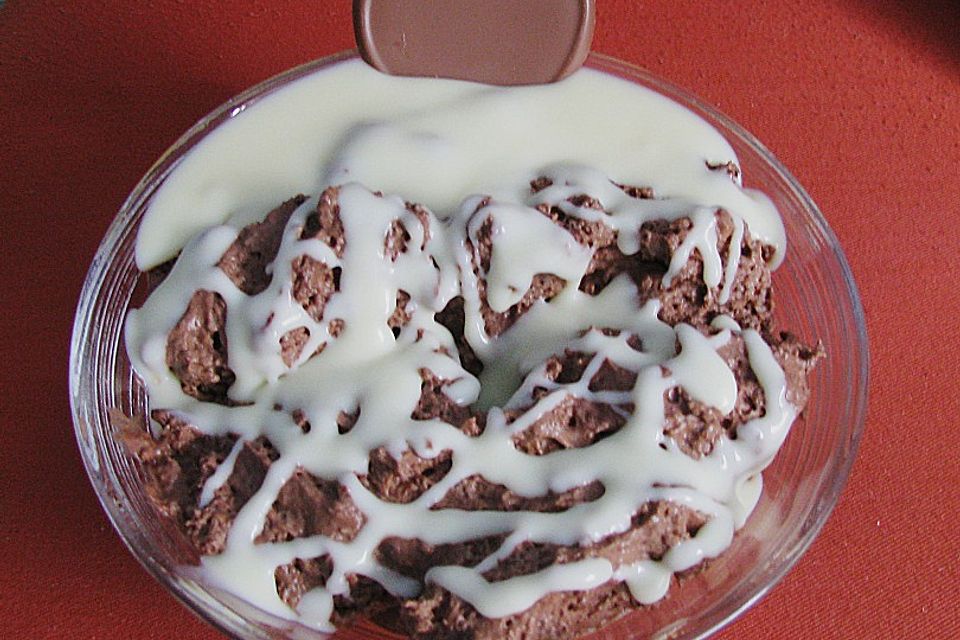 Leichte Mousse au chocolat mit weißer Schokoladensauce