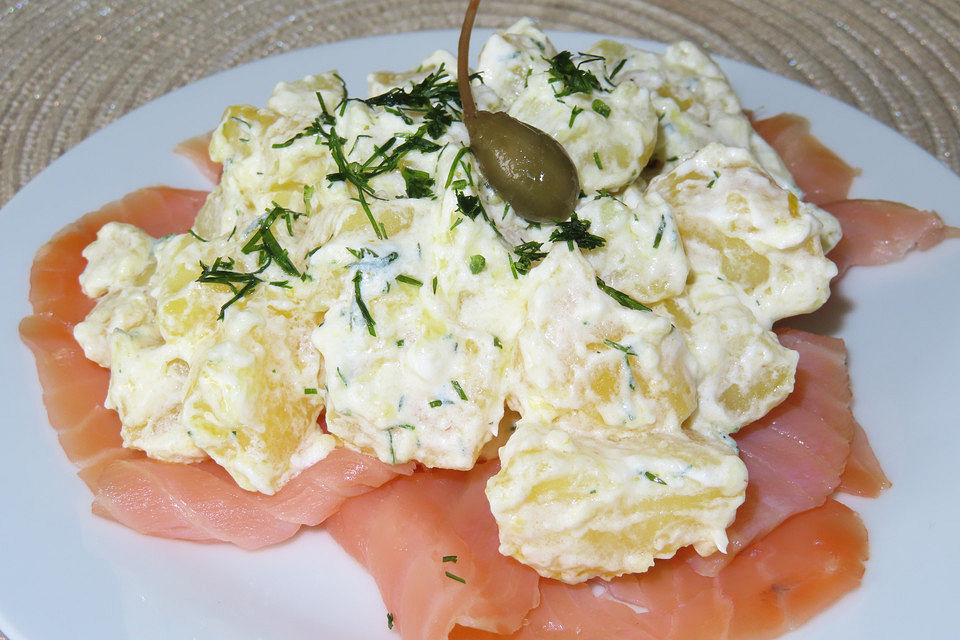 Kartoffelsalat mit Räucherlachs und Sahnemeerrettich