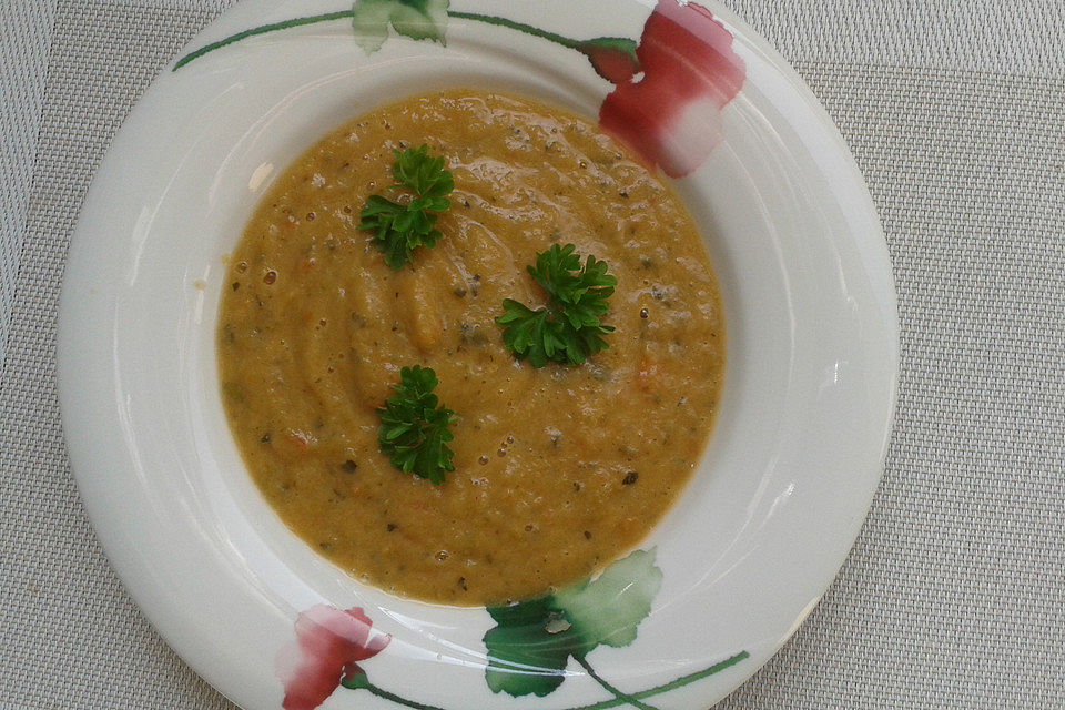 Zucchini - Cremesuppe mit Lauch, Tomaten und Karotten