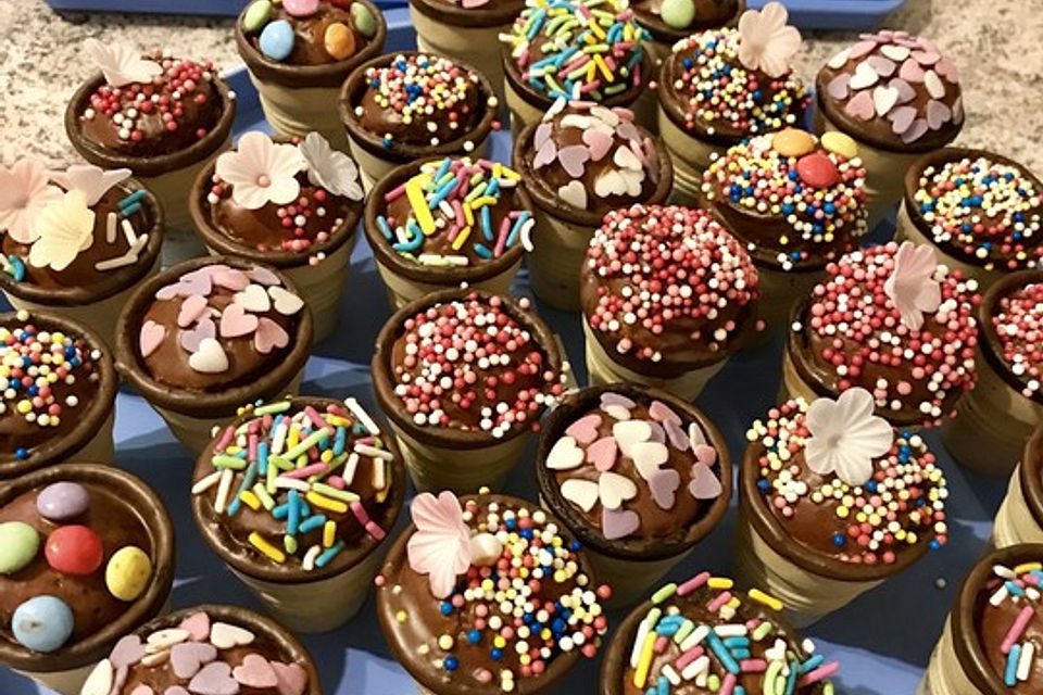 Kleine Kuchen im Waffelbecher Kleine Kuchen im Waffelbecher