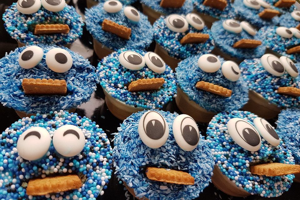 Kleine Kuchen im Waffelbecher Kleine Kuchen im Waffelbecher