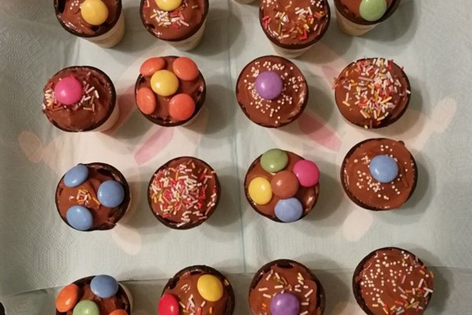 Kleine Kuchen im Waffelbecher Kleine Kuchen im Waffelbecher