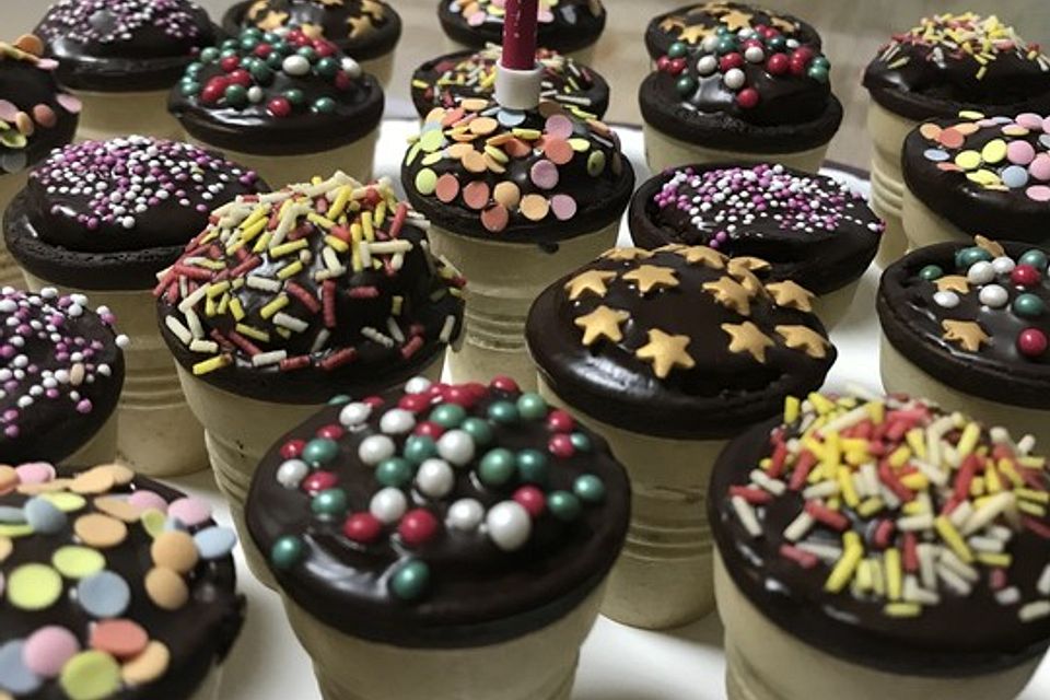 Kleine Kuchen im Waffelbecher Kleine Kuchen im Waffelbecher