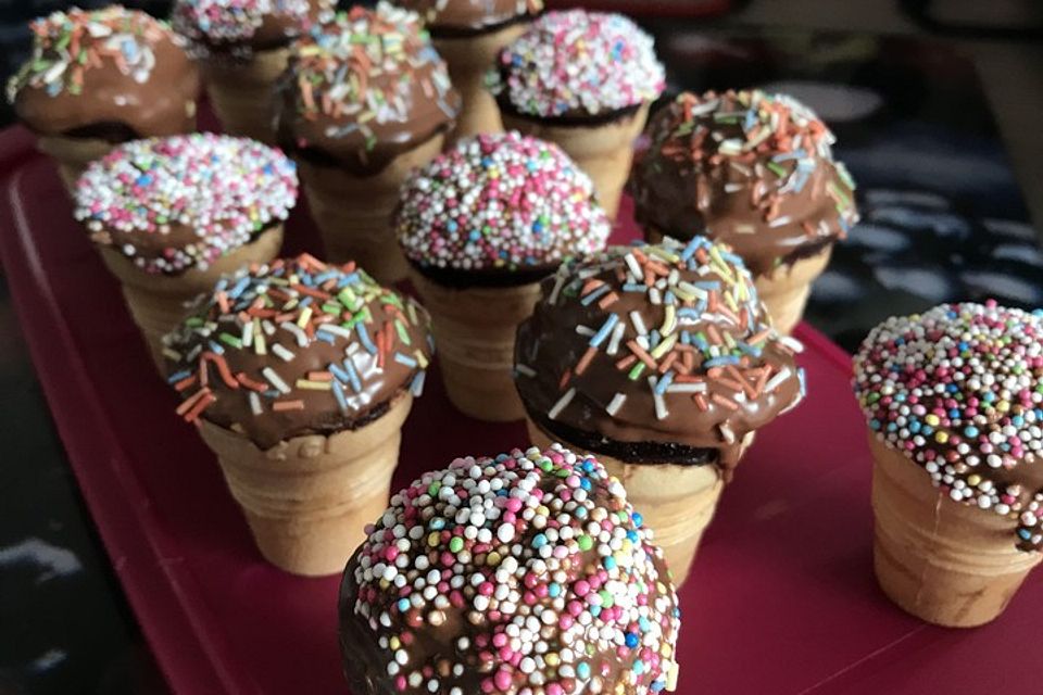Kleine Kuchen im Waffelbecher Kleine Kuchen im Waffelbecher