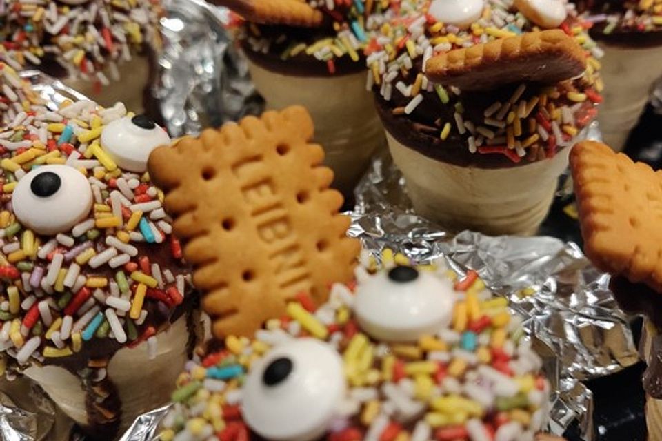Kleine Kuchen im Waffelbecher Kleine Kuchen im Waffelbecher