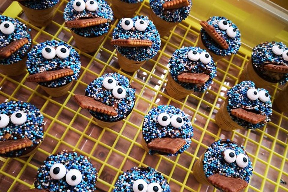 Kleine Kuchen im Waffelbecher Kleine Kuchen im Waffelbecher