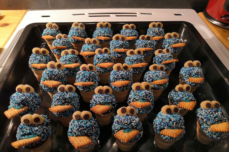 Kleine Kuchen im Waffelbecher Kleine Kuchen im Waffelbecher