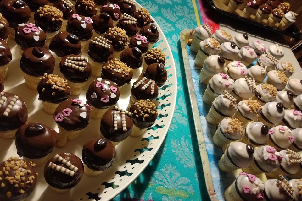 Kleine Kuchen im Waffelbecher Kleine Kuchen im Waffelbecher