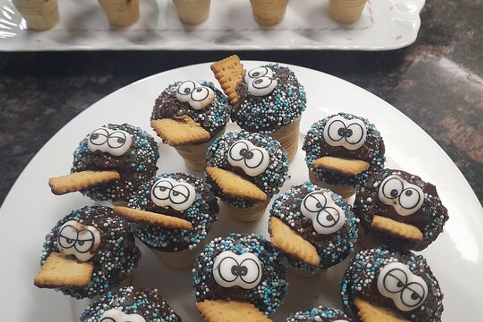 Kleine Kuchen im Waffelbecher Kleine Kuchen im Waffelbecher