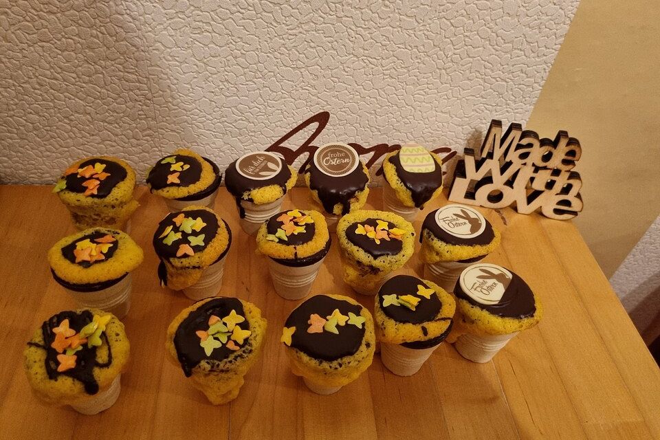 Kleine Kuchen im Waffelbecher Kleine Kuchen im Waffelbecher