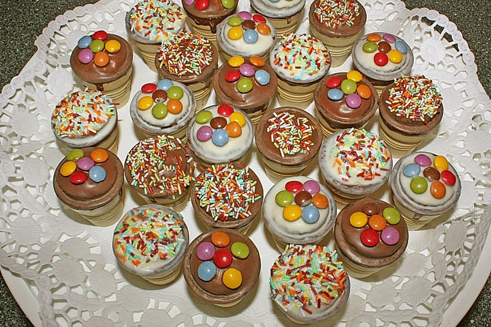 Kleine Kuchen im Waffelbecher Kleine Kuchen im Waffelbecher