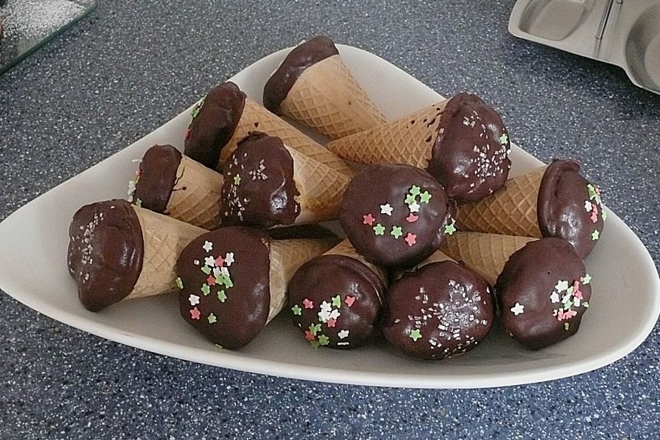 Kleine Kuchen im Waffelbecher Kleine Kuchen im Waffelbecher