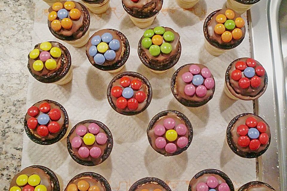 Kleine Kuchen im Waffelbecher Kleine Kuchen im Waffelbecher