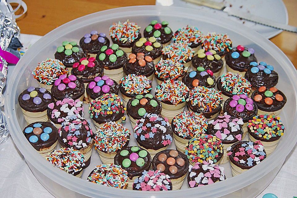Kleine Kuchen im Waffelbecher Kleine Kuchen im Waffelbecher