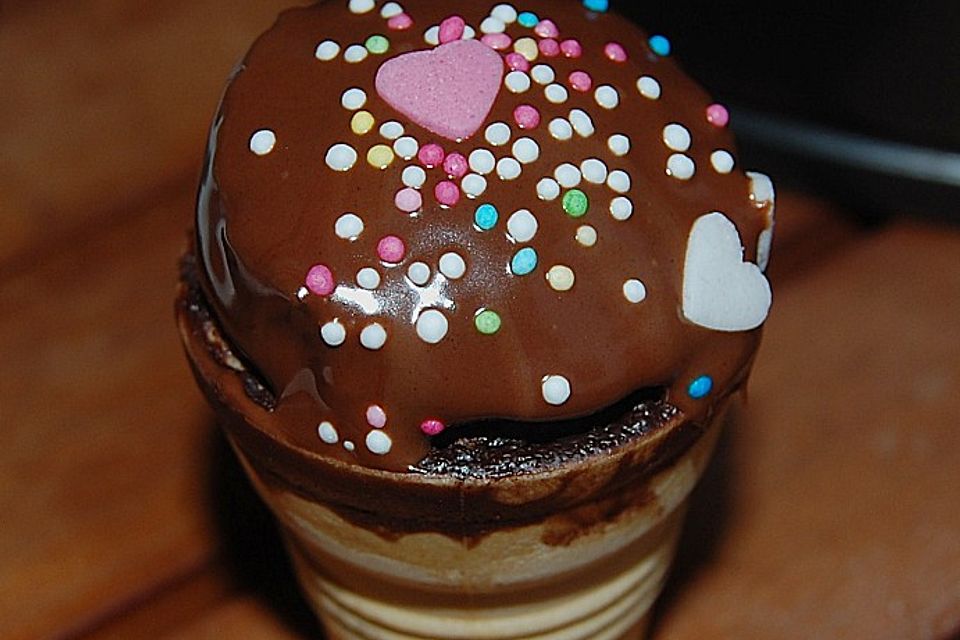 Kleine Kuchen im Waffelbecher Kleine Kuchen im Waffelbecher