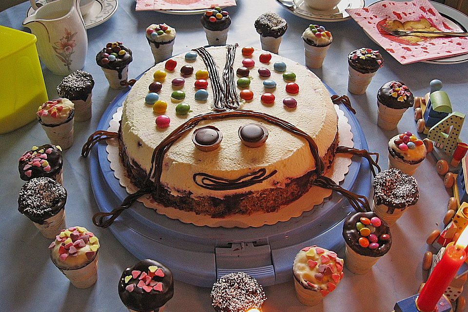 Kleine Kuchen im Waffelbecher Kleine Kuchen im Waffelbecher