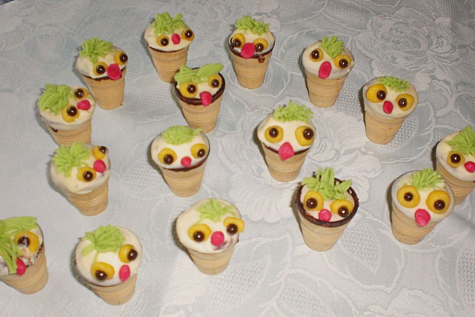 Kleine Kuchen im Waffelbecher Kleine Kuchen im Waffelbecher