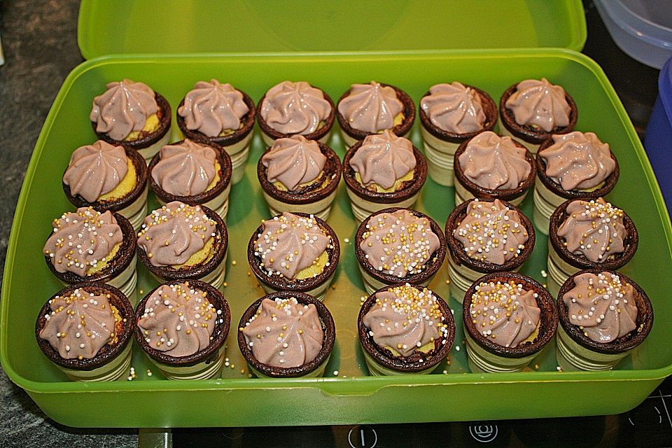 Kleine Kuchen im Waffelbecher Kleine Kuchen im Waffelbecher