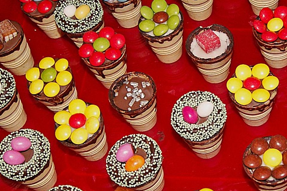 Kleine Kuchen im Waffelbecher Kleine Kuchen im Waffelbecher