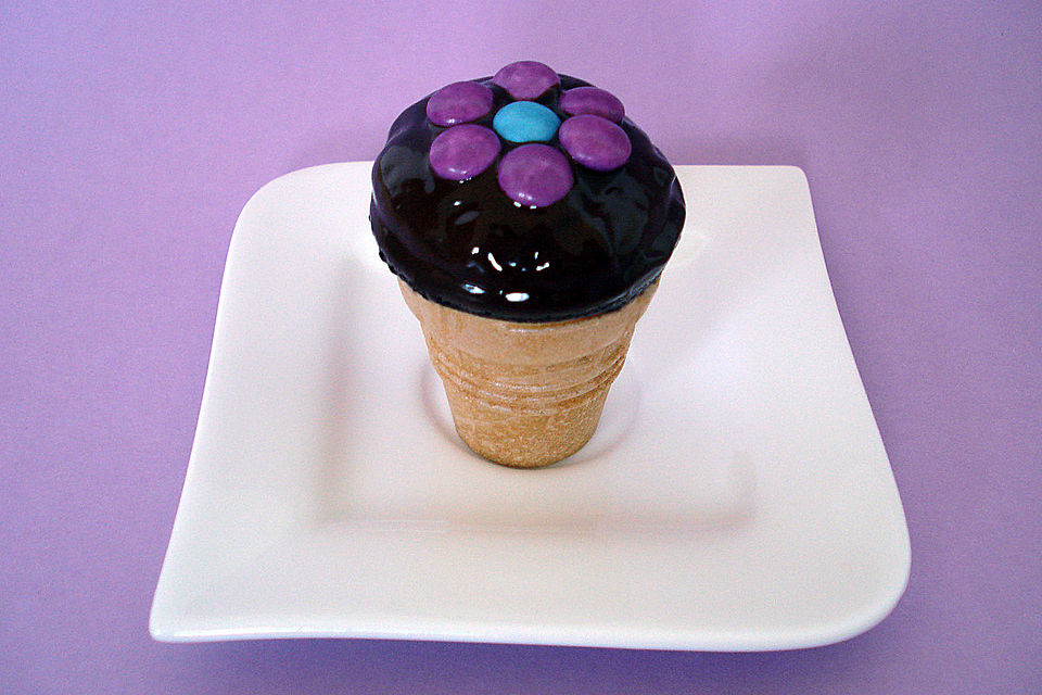 Kleine Kuchen im Waffelbecher Kleine Kuchen im Waffelbecher