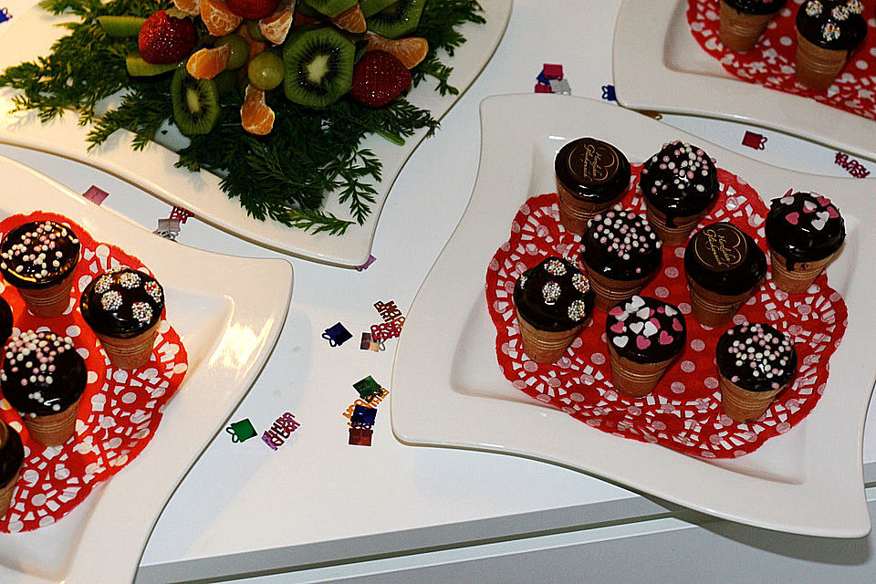 Kleine Kuchen im Waffelbecher Kleine Kuchen im Waffelbecher