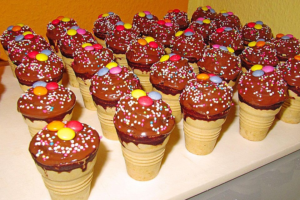 Kleine Kuchen im Waffelbecher Kleine Kuchen im Waffelbecher