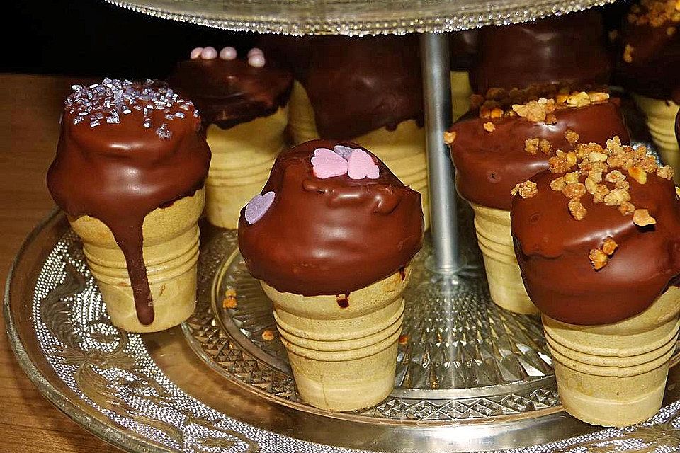 Kleine Kuchen im Waffelbecher Kleine Kuchen im Waffelbecher