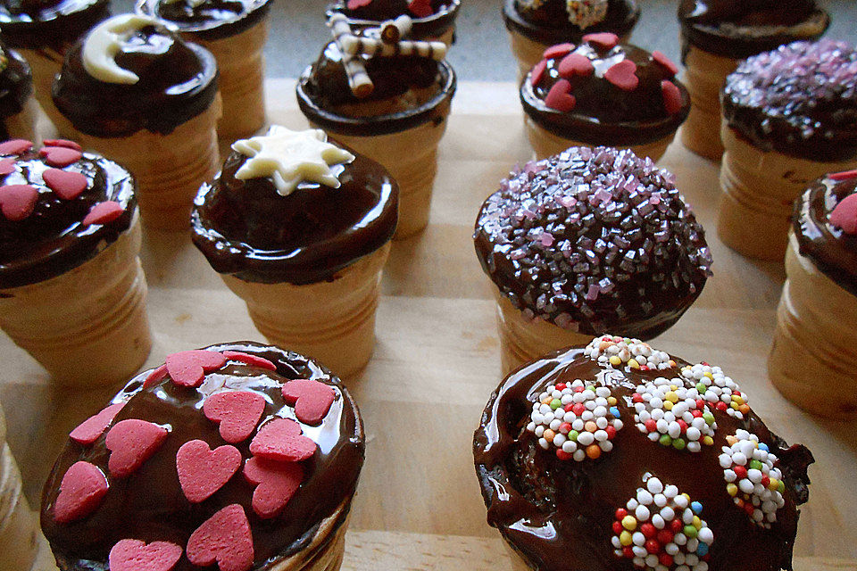 Kleine Kuchen im Waffelbecher Kleine Kuchen im Waffelbecher