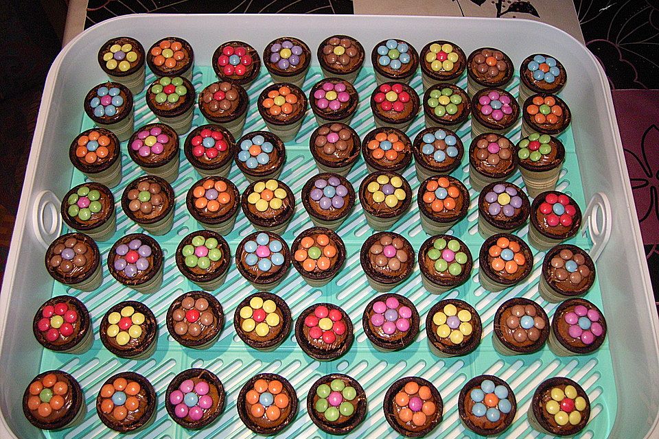 Kleine Kuchen im Waffelbecher Kleine Kuchen im Waffelbecher