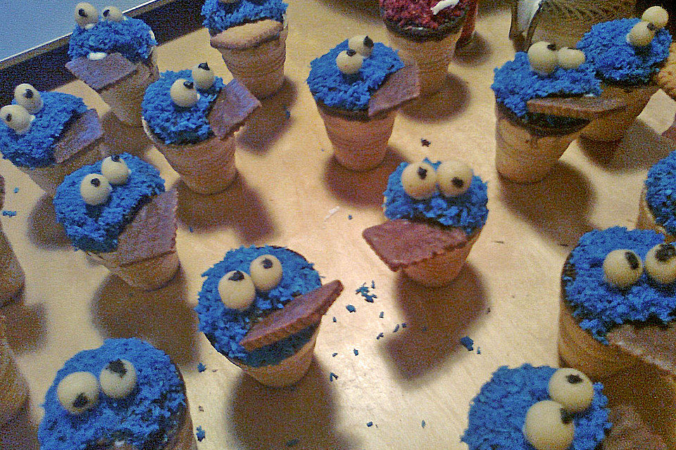 Kleine Kuchen im Waffelbecher Kleine Kuchen im Waffelbecher