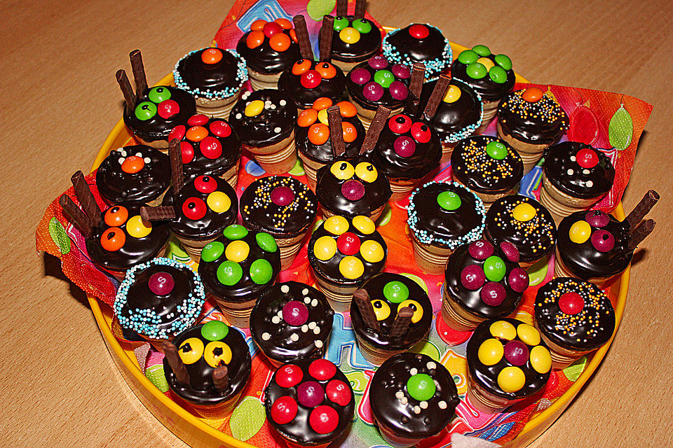 Kleine Kuchen im Waffelbecher Kleine Kuchen im Waffelbecher