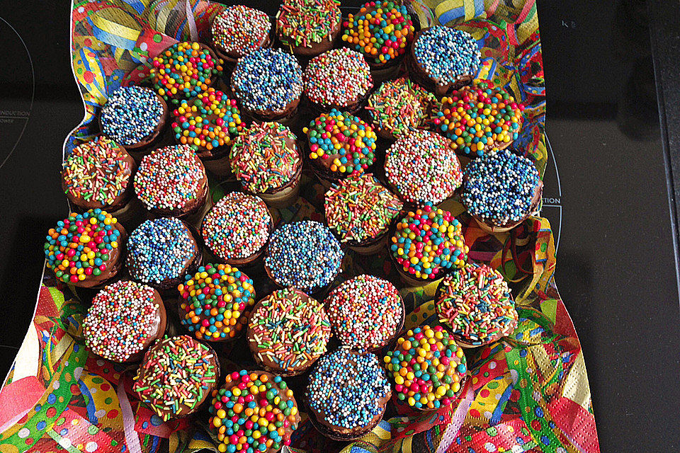 Kleine Kuchen im Waffelbecher Kleine Kuchen im Waffelbecher