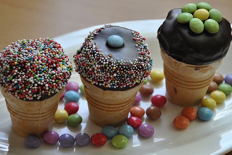 Kleine Kuchen im Waffelbecher Kleine Kuchen im Waffelbecher