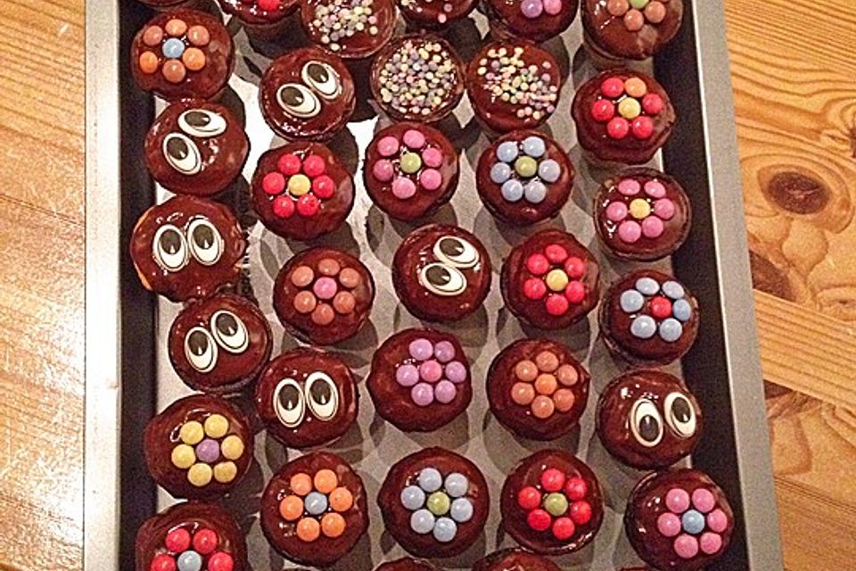 Kleine Kuchen im Waffelbecher Kleine Kuchen im Waffelbecher