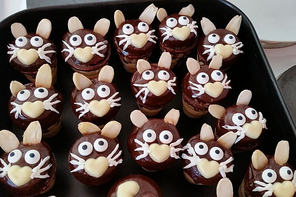 Kleine Kuchen im Waffelbecher Kleine Kuchen im Waffelbecher