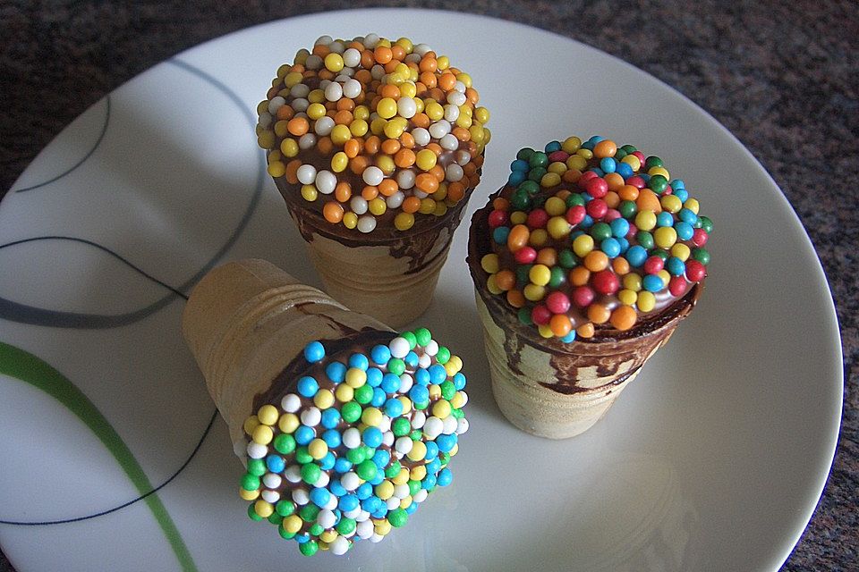 Kleine Kuchen im Waffelbecher Kleine Kuchen im Waffelbecher