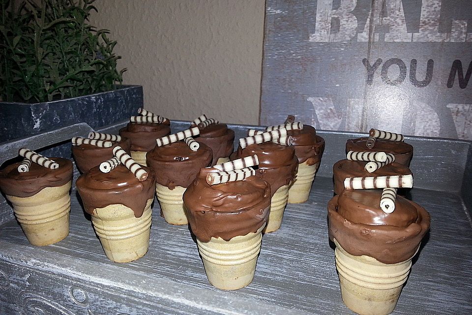 Kleine Kuchen im Waffelbecher Kleine Kuchen im Waffelbecher