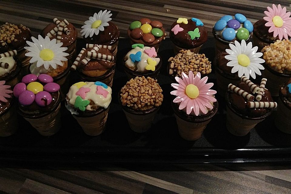 Kleine Kuchen im Waffelbecher Kleine Kuchen im Waffelbecher