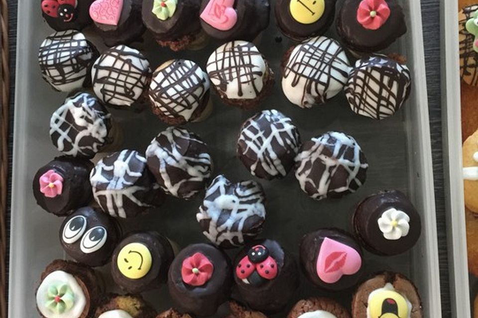 Kleine Kuchen im Waffelbecher Kleine Kuchen im Waffelbecher