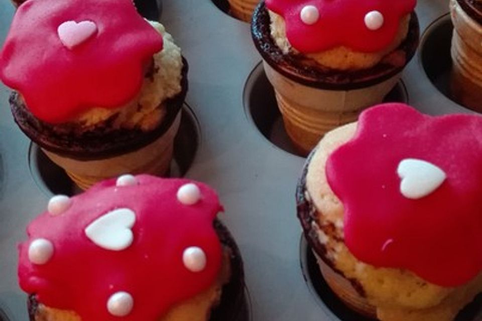 Kleine Kuchen im Waffelbecher Kleine Kuchen im Waffelbecher