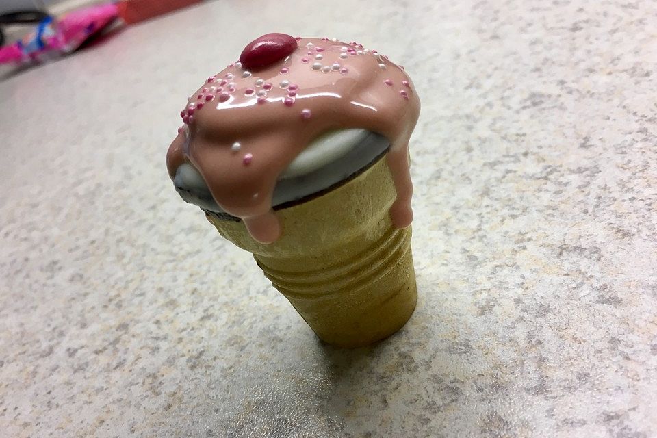 Kleine Kuchen im Waffelbecher Kleine Kuchen im Waffelbecher