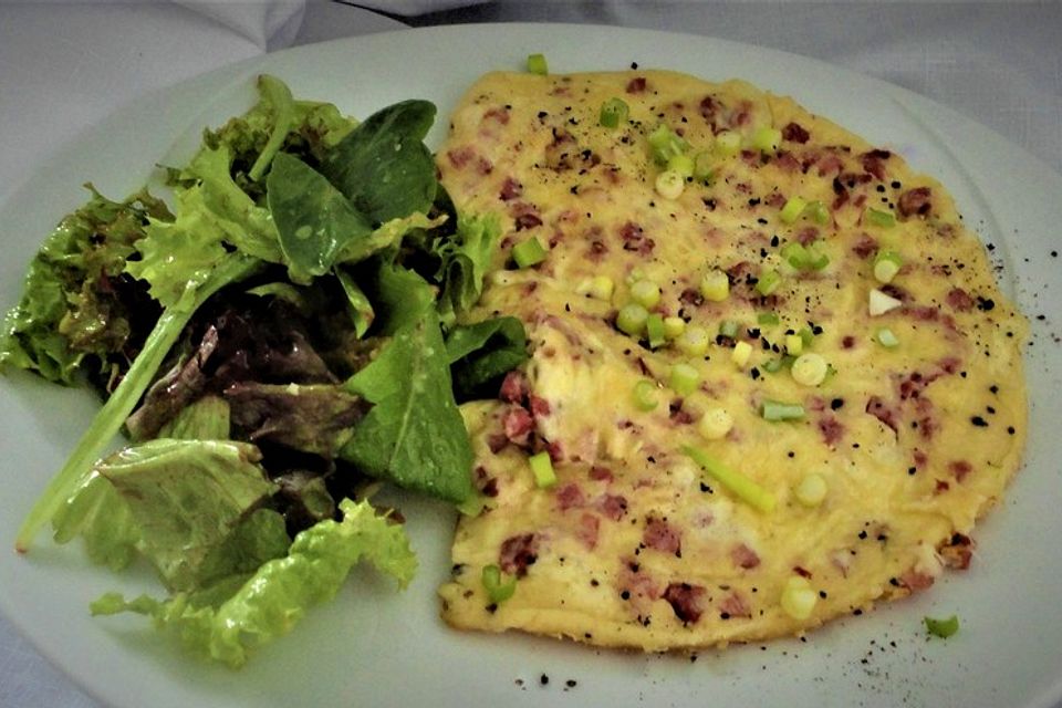 Pfannkuchen mit Speck, Zwiebeln und Käse