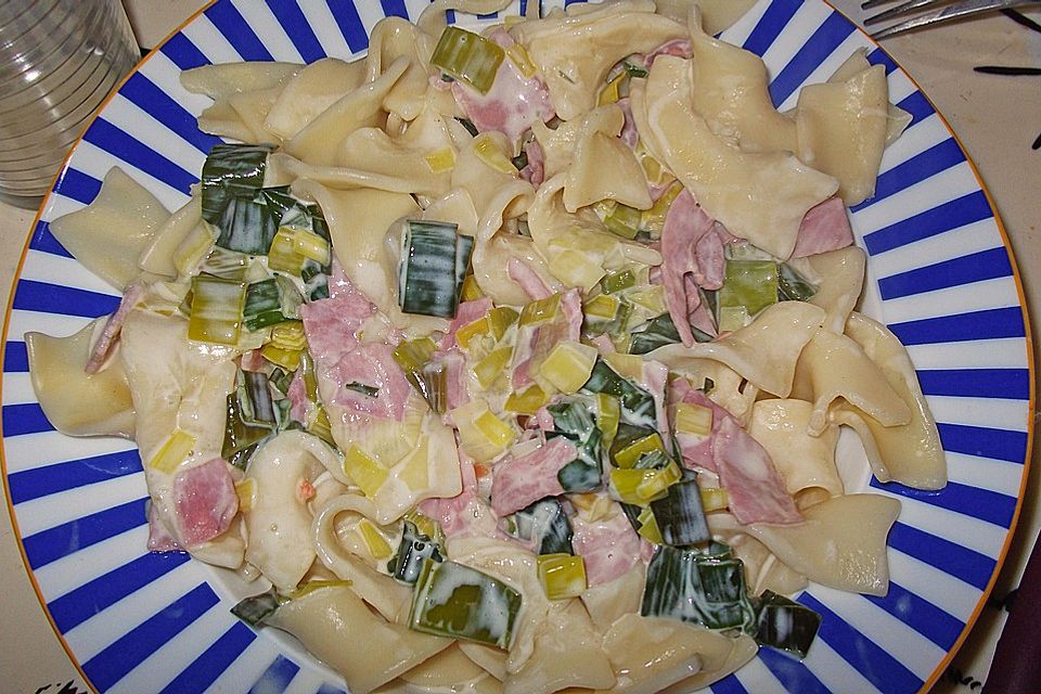 Bandnudeln mit Porree - Schinken - Käse - Soße